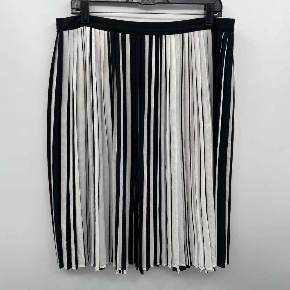 Vince Camuto black & white pleated mid length skirt with side zipper